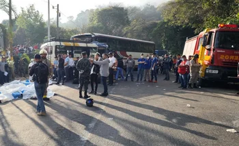 Uno de los autobuses viajaba sin pasajeros hacia el centro del país luego de dejar migrantes en la frontera con Guatemala y el otro, lleno de personas, iba hacia Santa Rosa de Copán.