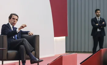 El expresidente del Gobierno y presidente de la Fundación FAES, José María Aznar, interviene durante la asamblea general de la Asociación Valenciana de Empresarios 