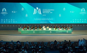 Las Conferencias Ministeriales de la OMC son cruciales para el funcionamiento del sistema de comercio multilateral, ya que proporcionan un foro para negociar y resolver disputas comerciales y avanzar en la agenda comercial global.