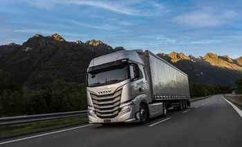 Iveco ha anunciado que suministrará 178 camiones S-Way de gas natural comprimido (GNC), que se ensambla en Madrid, a la división de Post & Parcel de la multinacional de paquetería y logística DHL.  Según ha informado en un comunicado, los nuevos camiones se utilizarán principalmente para el transporte entre centros de paquetería de DHL, recogida y entregas urbanas en las oficinas de correos, al tiempo que han destacado que con este pedido DHL ampliará su flota sostenible "profundizando en su compromiso" de reducir su huella de carbono y contribuyendo a la descarbonización del transporte por carretera.  Los camiones Iveco S-Way GNC, ensamblados en la planta de Iveco de Madrid, cuentan con motores de gas natural FPT Industrial, la marca de motores de la compañía, que funcionan con el combustible bio-GNC, un combustible renovable sostenible derivado de desechos y materiales residuales, que puede reducir las emisiones de CO2 hasta en un 95% en comparación con un motor diésel.  "La tecnología de gas natural comprimido es actualmente la solución más madura del mercado para reducir las emisiones y nuestro IVECO S-Way CNG garantiza un rendimiento extremadamente eficiente, al tiempo que maximiza los beneficios de los combustibles más ecológicos disponibles en la actualidad", ha señalado el presidente de la Unidad de Negocio de Camiones del Grupo Iveco, Luca Sra.