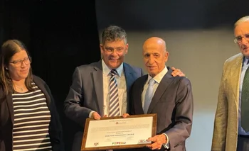 Julio César Maglione recibe su distinción Doctor Honoris Causa de manos de Lionel de Melo, decano del IUACJ