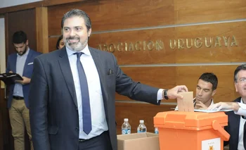 En las últimas elecciones de la AUF, en marzo de 2019, vota Gastón Tealdi como delegado de Peñarol en la mesa que integraron Andrés Scotti, Pedro Bordaberry y Armando Castaingdebat