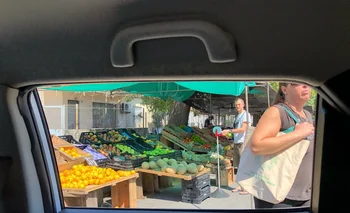Puestos en ferias, una de las principales bocas de venta de hortalizas y frutas.