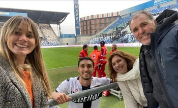 Su novia Marcela, su madre Ana y su padre Andrés, en Parma