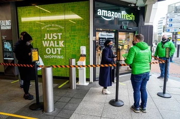 Clientes hacen cola para ingresar a la nueva tienda Amazon Fresh de Amazon en Ealing, al oeste de Londres.