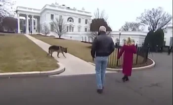 Biden y su esposa Jill con una de las mascotas en los jardínes de la Casa Blanca