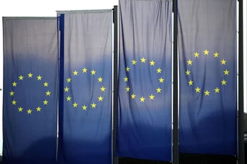 Banderas de la Unión Europea en la sede de su banco en Alemania