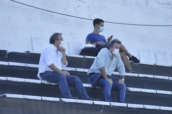 Héctor y Arturo Del Campo en la tribuna de Danubio