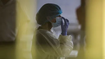 Una trabajadora de la salud se prepara para iniciar vacunaciones en Uruguay, que experimenta una de las mayores tasas de infecciones en la región.