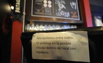 Un bar del barrio Cordón (Montevideo) exhibe cartelería relacionada al covid, durante la vigencia de la emergencia sanitaria en Uruguay, en 2021