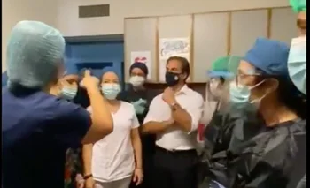 El presidente Luis Lacalle Pou se vacunó contra covid-19 en el Hospital Maciel