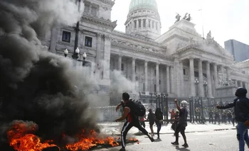 Disturbios fuera del Congreso mientras legisladores debaten el acuerdo con el FMI, en Buenos Aires