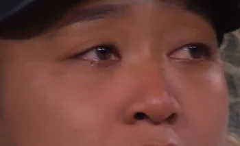 Naomi Osaka no aguantó las lágrimas en el partido por el insulto recibido y le reclamó a la umpire durante varios minutos