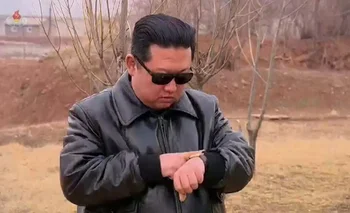 Captura de pantalla del vídeo en que Kim Jong Un prueba su nuevo misil