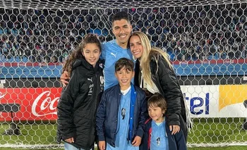 Suárez y su familia en su último partido por Eliminatorias en el Estadio