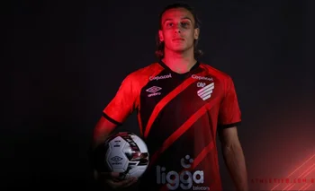  Agustín Canobbio con su nueva camista, la de Athletico Paranaense