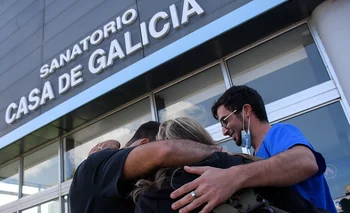 Abrazos entre funcionarios el último día de Casa de Galicia, el 31 de marzo de 2022