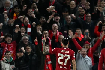 Núñez se fue ovacionado por el público de Anfield