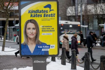Anuncio que muestra a Kaja Kallas, primera ministra saliente de Estonia