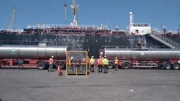 Carga de biodiesel en el puerto de Montevideo.