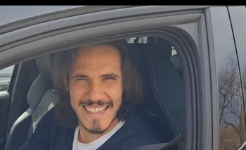 Cavani sonríe al salir del entrenamiento de Valencia