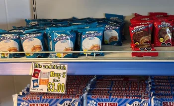 Alfajores uruguayos en un supermercado de Islas Malvinas.