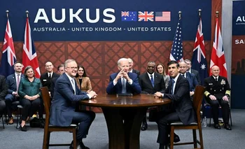 El primer ministro de Australia, Anthony Albanese, el presidente de Estados Unidos, Joe Biden, y el primer ministro de Reino Unido, Rishi Sunak