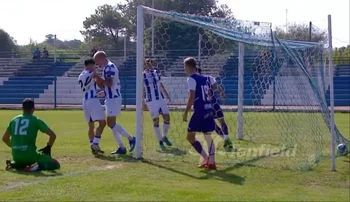 La reacción de Martín Gianoli sobre su compañero, Ezequiel Olivera, de Cerro Largo, ante el primer gol de Defensor Sporting