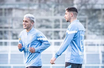 Diego Hernández y Federico Valverde en la práctica de la selección uruguaya en Tokio