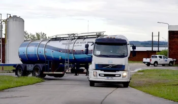 Camión cisterna de OSE transporta agua potable desde Laguna del Sauce hasta Minas. (Foto archivo)