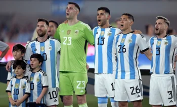Argentina juega en el Monumental
