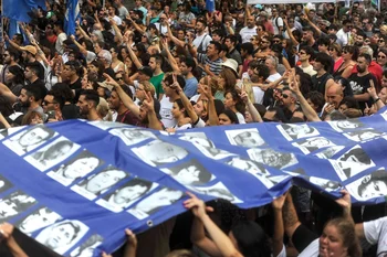 Una multitud arribó a la Plaza de Mayo para conmemorar el "Día de la Memoria", a 47 años del golpe