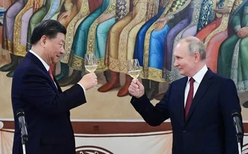 Xi Jinping y Putin brindan en Moscú luego de cerrar el acuerdo por el gasoducto Fuerza de Siberia 2