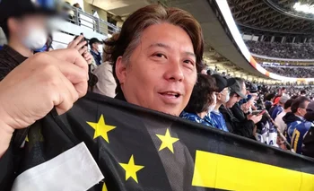 El técnico de la selección sub 20 de Japón, Koichi Togashi, se tomó una foto con la bandera de Peñarol