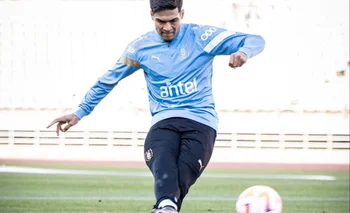 Matías Arezo ya entrenó con todo el grupo del seleccionado de Uruguay en Seúl