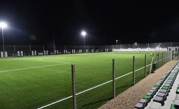 El estadio de fútbol de césped sintético e iluminado del Complejo Luis Suárez