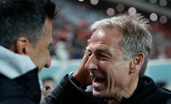 El cálido saludo de Broli y Klinsmann en Seúl