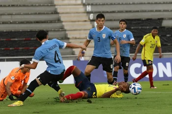 Almeida, Alegre y Calione en acción defensiva ante Colombia