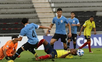 Almeida, Alegre y Calione en acción defensiva ante Colombia