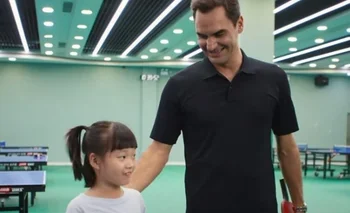 Roger Federer y una pequeña china campeona, a la que enfrentó en tenis de mesa