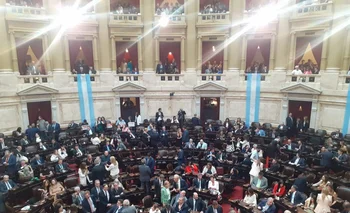 Palcos colmados, banderas argentinas y caras largas en el kirchnerismo en la apertura de la Asamblea Legislativa