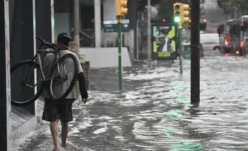 Calles inundadas por las intensas lluvias en Montevideo, La Aguada: La Paz y Paraguay