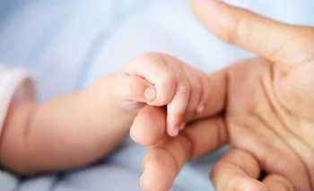Los nacimientos descendieron en 2023 -un 2 % respecto al año anterior en España.