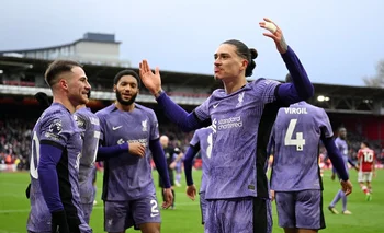 Darwin Núñez celebra su gol para Liverpool en la hora ante Nottingham Forest, junto a Alexis Mac Allister