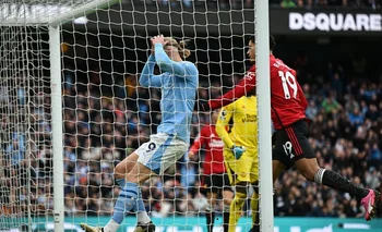 Haaland se toma la cabeza debajo del arco por el gol que erró ante Manchester United