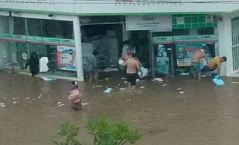 Un grupo de personas aprovechó el temporal en Corrientes para saquear una farmacia del centro de la ciudad