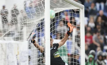 Darío Denis rechaza la pelota tras un tiro libre de Santiago Rodríguez en el que Nacional reclamó gol 