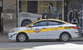 Taxistas trabajan con Uber bajo la presión de ser expulsados de la patronal