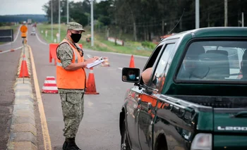  Un funcionario del Ejército uruguayo trabaja en un puesto de control vehicular en la ciudad fronteriza de Rivera 