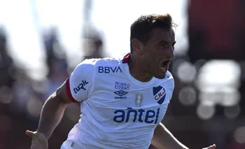 Gonzalo Bergessio celebra el último gol de la temporada 2020